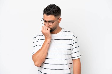 Genç Arap yakışıklı adam beyaz arka planda kuşkuları var.