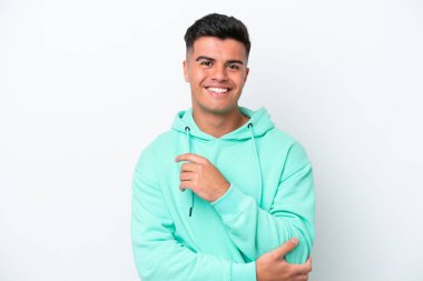 Beyaz arka planda izole edilmiş beyaz tenli yakışıklı bir adam gülüyor.