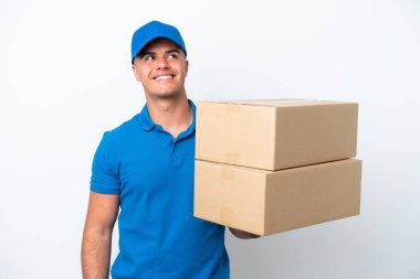 Beyaz arka planda izole edilmiş beyaz bir adam yukarı bakarken bir fikir düşünüyor.