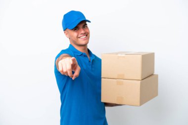 Beyaz arka planda izole edilmiş beyaz bir adam mutlu bir ifadeyle cepheyi işaret ediyor.