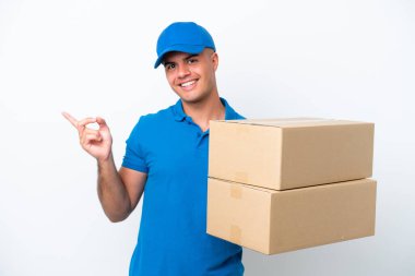 Beyaz arka planda izole edilmiş beyaz bir adam var.