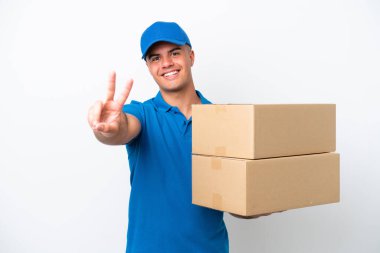 Beyaz arka planda izole edilmiş beyaz bir adam. Gülümsüyor ve zafer işareti gösteriyor.