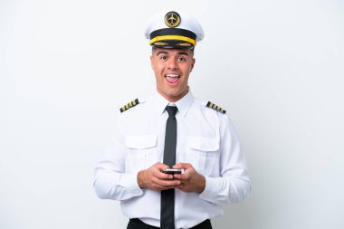 Beyaz arka planda izole edilmiş beyaz bir uçak pilotu şaşırdı ve bir mesaj gönderiyor.