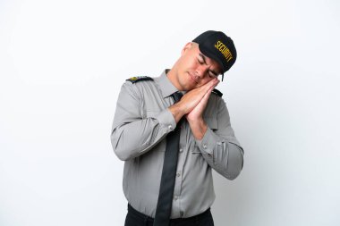 Beyaz arka planda izole edilmiş beyaz tenli genç bir güvenlik görevlisi uyku jesti yapıyor.
