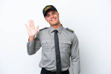 Beyaz arka planda izole edilmiş beyaz bir güvenlik görevlisi mutlu bir ifadeyle selamlıyor.