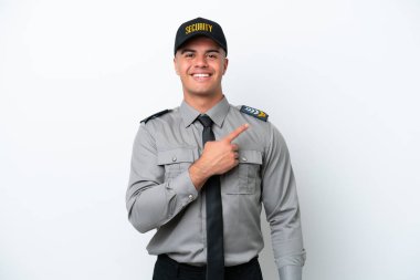 Beyaz arka planda izole genç beyaz güvenlik elemanı bir ürün sunmak için kenarı işaret ediyor