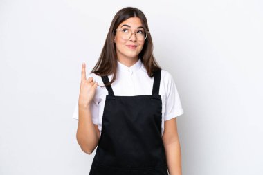 Restorandaki Brezilyalı garson kadın beyaz arka planda izole edilmiş işaret parmağıyla işaret etmek harika bir fikir.