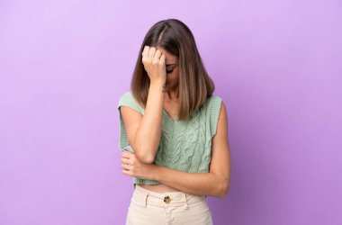 Mor arka planda başağrısı olan genç beyaz bir kadın.