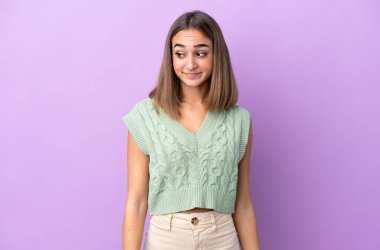 Mor arka planda izole edilmiş genç beyaz kadın şüpheli hareketler yapıyor.