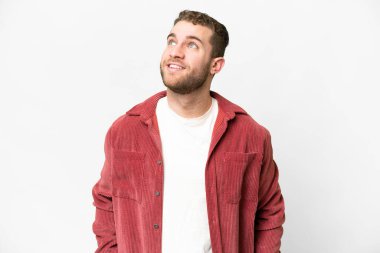 Genç, yakışıklı, sarışın, soyutlanmış beyaz bir arka plan.