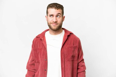 Genç, sarışın, soyutlanmış, beyaz bir arka planı var.