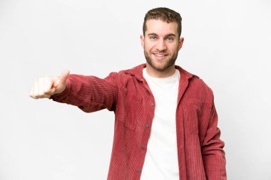 Genç, sarışın, soyutlanmış, beyaz bir adam, iyi niyet göstergesi.