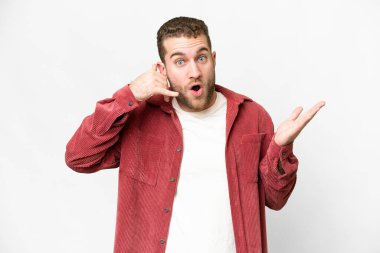 Genç, yakışıklı, sarışın, soyutlanmış, beyaz bir arka planı var.