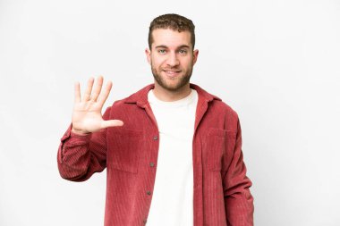 Yakışıklı sarışın adam izole edilmiş beyaz arka planda beş parmaklı sayıyor.