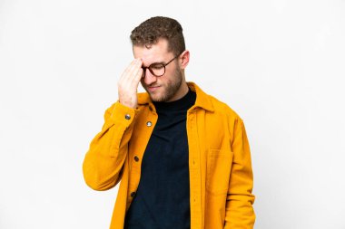 Genç, sarışın, soyutlanmış, başı ağrıyan, beyaz bir adam.