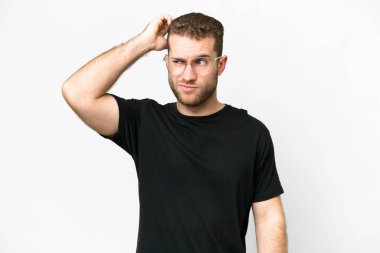 Genç, sarışın, soyutlanmış, beyaz bir geçmişi olan, kafası kaşınan bir adam.