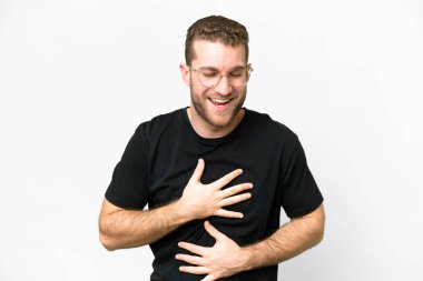 Genç, yakışıklı, sarışın, soyutlanmış beyaz bir arka plan.