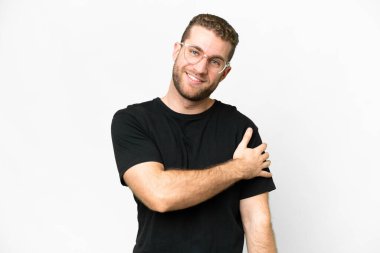 Genç yakışıklı sarışın adam soyutlanmış beyaz arka plan gülüyor.