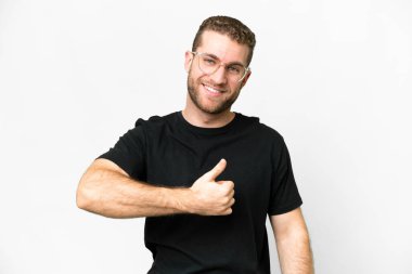 Genç, sarışın, soyutlanmış, beyaz bir adam, iyi niyet göstergesi.
