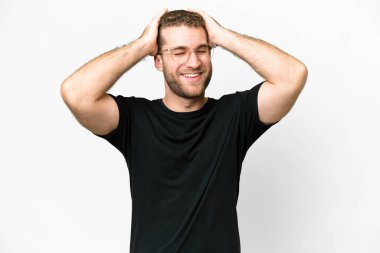 Genç yakışıklı sarışın adam soyutlanmış beyaz arka plan gülüyor.