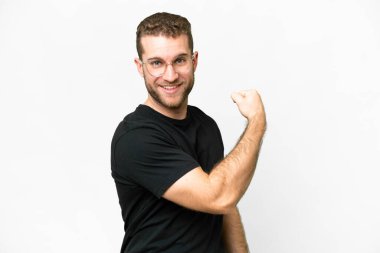 Genç, sarışın, soyutlanmış beyaz bir adam güçlü bir jest yapıyor.