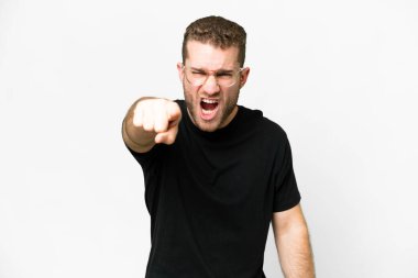 Genç yakışıklı sarışın adam izole edilmiş beyaz arka plan hayal kırıklığına uğramış ve ön tarafı gösteriyor.