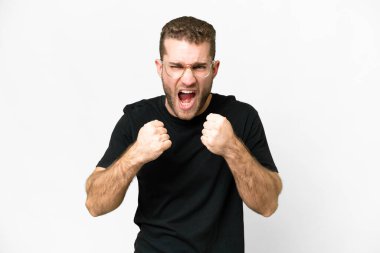 Genç, sarışın, soyutlanmış beyaz bir arka plan. Kötü bir durum yüzünden hayal kırıklığına uğramış.