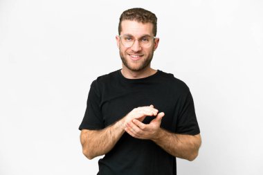 Genç, sarışın, soyutlanmış beyaz bir adam alkışlıyor.