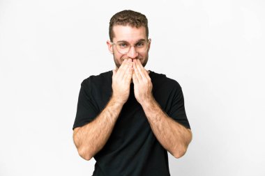 Genç, sarışın, soyutlanmış beyaz arka planda mutlu ve gülümseyen elleri olan bir adam.