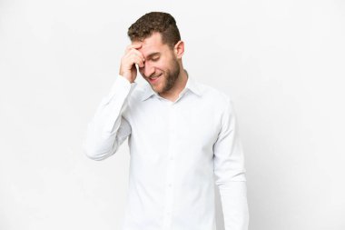 Genç yakışıklı sarışın adam soyutlanmış beyaz arka plan gülüyor.