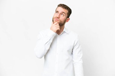 Genç, sarışın, soyutlanmış beyaz bir arka plan.