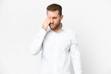 Genç, sarışın, soyutlanmış, başı ağrıyan, beyaz bir adam.