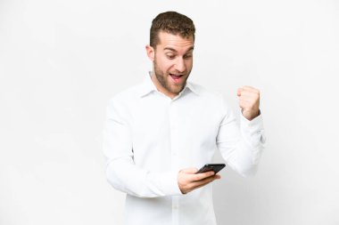 Soyutlanmış beyaz bir geçmişi olan yakışıklı sarışın bir adam şaşırdı ve bir mesaj gönderiyor.