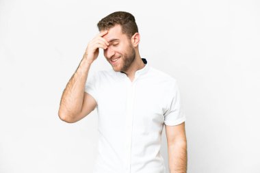 Genç yakışıklı sarışın adam soyutlanmış beyaz arka plan gülüyor.