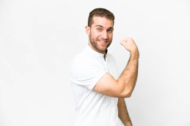 Genç, sarışın, soyutlanmış beyaz bir adam güçlü bir jest yapıyor.