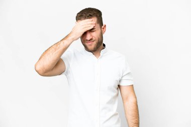 Genç, sarışın, soyutlanmış, başı ağrıyan, beyaz bir adam.