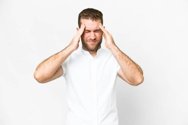 Genç, sarışın, soyutlanmış, başı ağrıyan, beyaz bir adam.