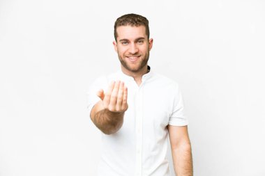 Yakışıklı sarışın, soyutlanmış beyaz arka planda genç bir adam benimle gelmesi için davet ediyor. Gelmene sevindim.