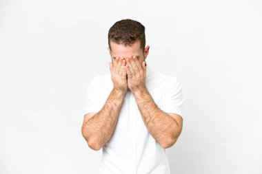 Genç, sarışın, soyutlanmış, yorgun ve hasta bir yüzü olan beyaz bir adam.