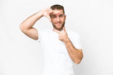 İzole edilmiş beyaz arka planı olan yakışıklı sarışın bir adam. Çerçeve sembolü