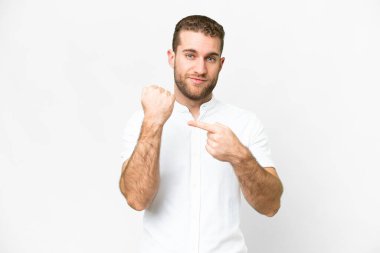 Genç, sarışın, soyutlanmış beyaz bir adam geç kalma jesti yapıyor.