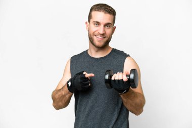 Genç sporcu, izole edilmiş beyaz arka plan üzerinde ağırlık kaldırıyor ve onu doğrultuyor.