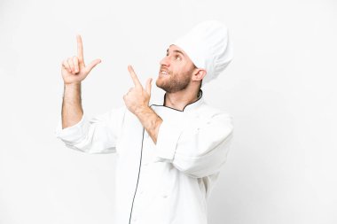Genç sarışın adam, izole edilmiş beyaz arkaplan şefi işaret parmağı harika bir fikir.