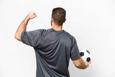 Genç, sarışın, izole edilmiş, futbol topu olan, beyaz bir arka plan.