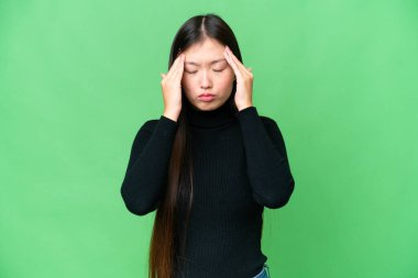 Genç Asyalı kadın izole edilmiş krom anahtar geçmişi ve baş ağrısı var.