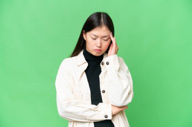 Genç Asyalı kadın izole edilmiş krom anahtar geçmişi ve baş ağrısı var.