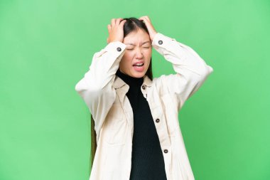 Genç Asyalı kadın izole edilmiş krom anahtar arka planda baskı altında.