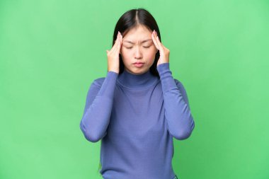 Genç Asyalı kadın izole edilmiş krom anahtar geçmişi ve baş ağrısı var.