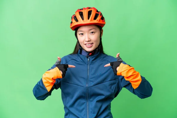 Young Cyclist Woman Isolated Chroma Key Background Proud Self Satisfied — Stockfoto