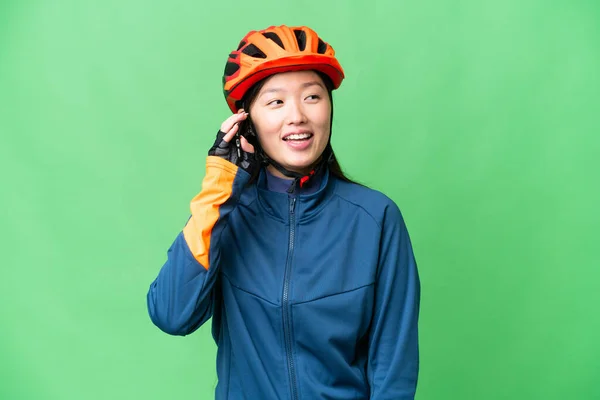 Young Cyclist Woman Isolated Chroma Key Background Keeping Conversation Mobile — Stockfoto